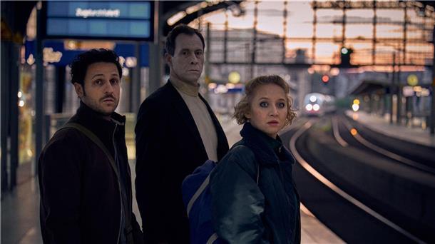 Die Filmstarts der Woche Anna Maria Mühe als Sophia, Marc Hosemann als Morten und Dimitrij Schaad als Reiner in einer Szene des Films „Sophia, der Tod und ich“.