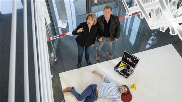 Wokeness, Gendern, Shitstorm - Der neue „Wilsberg“ Anna Springer (Rita Russek, l) und Kollege Overbeck (Roland Jankowsky ) stehen neben dem toten Verleger Carsten Wenkler (Thomas Jansen, r).