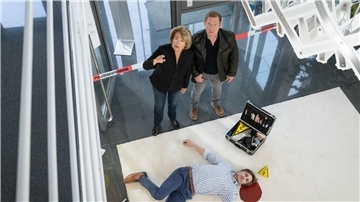 Anna Springer (Rita Russek, l) und Kollege Overbeck (Roland Jankowsky ) stehen neben dem toten Verleger Carsten Wenkler (Thomas Jansen, r).
