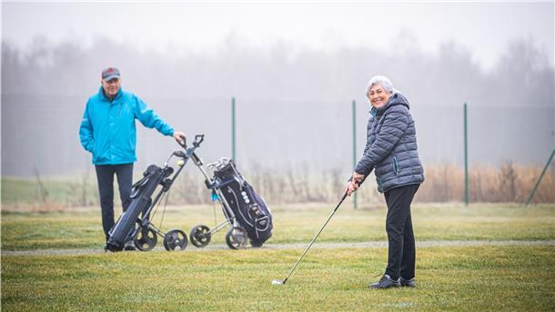 Anna und Manfred Klug beim Golfspielen im Bürgerpark. Trotz anhaltenden Corona-Lockdowns boomen Freizeitsportarten wie Golf und Tennis.