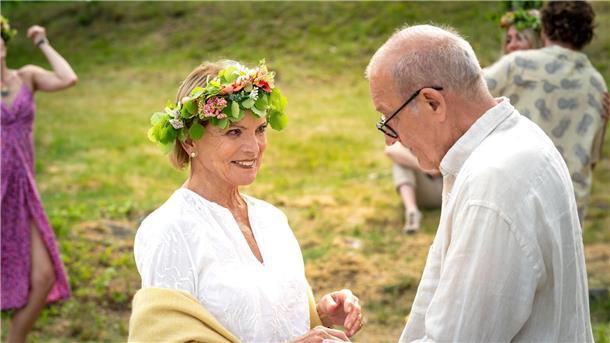 Liebesgeständnisse: Der 100. „Inga Lindström“ Anna (Uschi Glas) und Henrik (Leonard Lansink) tanzen auf dem Mittsommerfest.