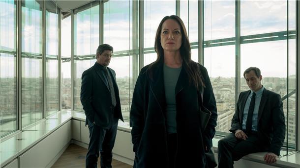 Annabelle (Natalia Wörner) wird von John (Fritz Karl, l) und Tom (Marc Hosemann) im Anwaltsbüro erwartet.
