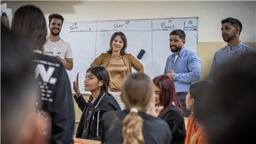 Annalena Baerbock besucht eine Waisenschule nahe dem Flüchtlingslager Qadiya.