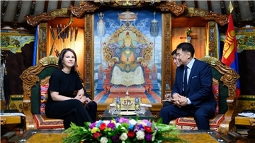 Annalena Baerbock (l.) im Gespräch mit Ukhnaa Khurelsukh, dem Staatspräsidenten der Mongolei.