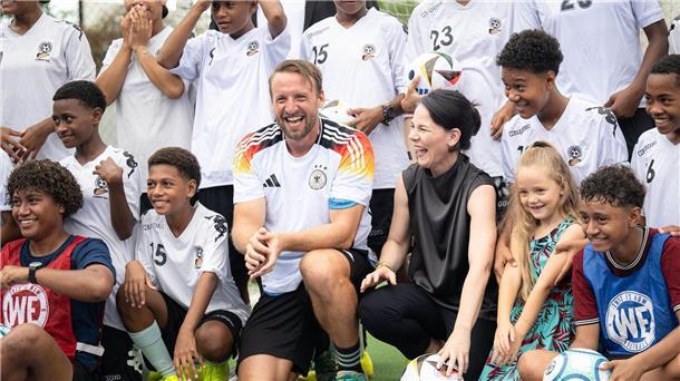 Baerbock verschießt Elfer: Deutschland-Fidschi 1:5 Annalena Baerbock trifft den deutschen Coach Timo Jankowski, der den Fußball-Nachwuchs Fidschis trainiert.