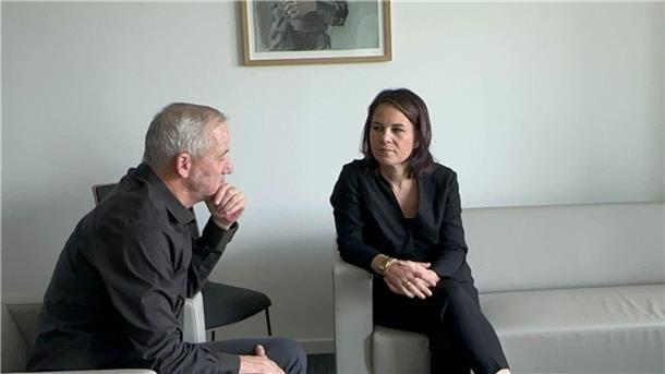Baerbock auf Krisendiplomatie in Ägypten Annalena Baerbock trifft den Oppositionspolitiker Benny Gantz.