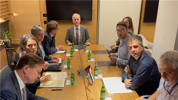 Baerbock auf Krisendiplomatie in Ägypten Annalena Baerbock und Eli Cohen (r) treffen sich mit ihren Delegationen zu Gesprächen.