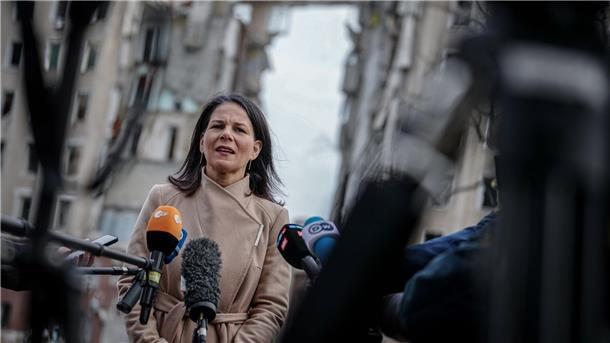 Annalena Baerbock vor dem zerstörten ehemaligen Sitz der Regionalverwaltung der Oblast Mykolajiw. Mykolajiw ist eine wichtige Hafenstadt in der Nähe von Odessa.