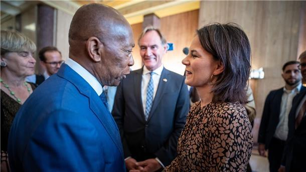 Annalena Baerbock wird von Houstons Bürgermeister Sylvester Turner empfangen. Im Hintergrund: Leipzigs Oberbürgermeister Burkhard Jung.