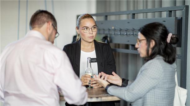 Bremerhaven und das Cuxland rufen: Wie Unternehmer Fachkräfte gewinnen Zwei Frauen und ein Mann im Gespräch.
