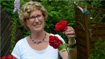 Anne Allmers hegt und pflegt auf ihrem Grundstück am Heetweg in Nordenham rund 200 Rosensorten.