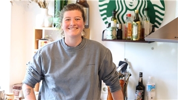 "The Taste"-Teilnehmerin Anne Brandes steht in ihrer Küche und guckt in die Kamera.