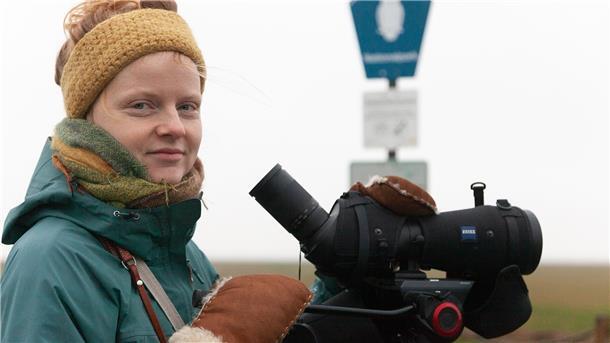 Anne de Walmont: Wenn die Leidenschaft für Vögel zum Beruf wird Anne de Walmont trotzt jedem Wetter: Als ehrenamtliche Vogelzählerin ist sie zweimal im Monat an der Wurster Küste unterwegs.