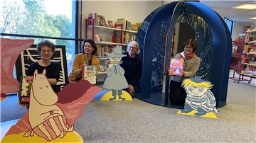 Anne Humboldt, Leiterin der Georg-von-der-Vring-Bibliothek , Andrea Roccor, Koordinatorin beim Refugium Wesermarsch, Künstler und Bühnenbildner Uli Thul und Barbara Müller, Initiatorin des Mumin-Projektes von der Kunstschule im Packhaus (von links), stellten nun die Module des Projekts Sonnenstunden vor.