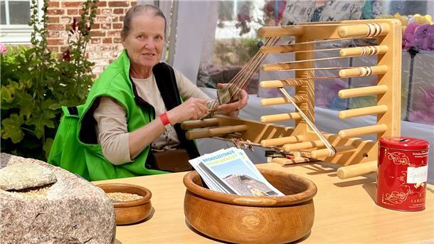 Anne Marx vom Bronzezeithaus zeigte, wie die Bändchenweberei funktioniert.