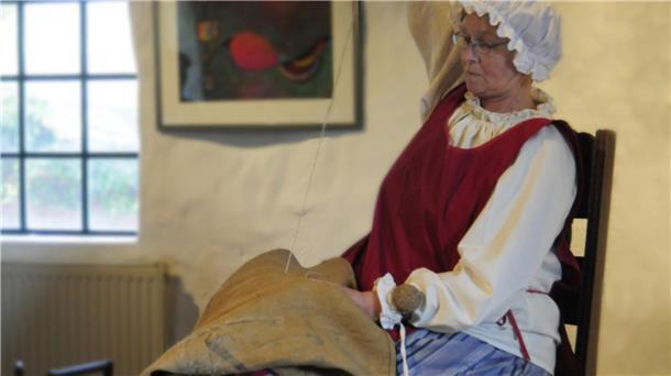 Anne Oltmanns als Näherin Henriette.