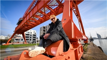Anne Schmeckies an ihrem Lieblingsort, dem Grube-Kran am Neuen Hafen.