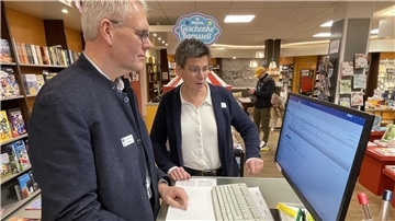 Björn Thümler und Anne von Bestenbostel vor einem Computerbildschirm.