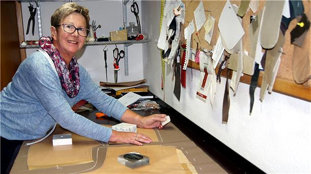 Annegret Kandt beim Zuschneiden des Stoffes und Leders für die Dressurfracks.