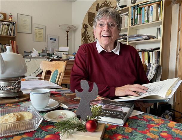 Annegret Martens blättert im Butjenter Kokbook. Darin findet sich unter anderem das Rezept für die „Lütjen Koken“, ein typisches Butjadinger Adventsgebäck.