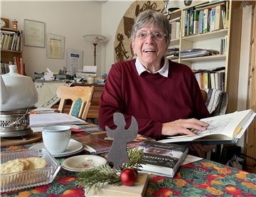 Annegret Martens blättert im Butjenter Kokbook. Darin findet sich unter anderem das Rezept für die „Lütjen Koken“, ein typisches Butjadinger Adventsgebäck.