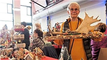 Annegret Wintjen aus Beverstedt zeigte beim Kunsthandwerkermarkt ihre mit Ehemann Adolf gemeinsam hergestellten weihnachtlichen Holzarbeiten.