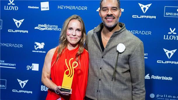 Deutscher Schauspielpreis für Mala Emde und Jennifer Sabel Anneke Kim Sarnau nimmt stellvertretend für Haley Louise Jones den Preis „Dramatische Nebenrolle“ beim Deutschen Schauspielpreis entgegen.