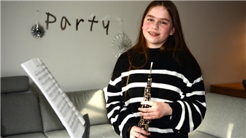Ein Mädchen mit einer Oboe.