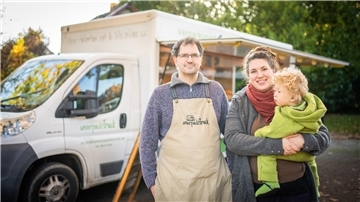 Annemarie und Mario Bink (hier mit Sohn Aaron) kommen mit ihrem Unverpackt-Truck vorerst nicht mehr zum Wochenmarkt in Nordenham.