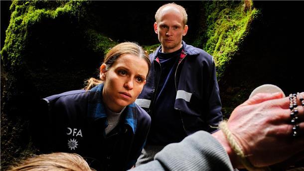 „Tod am Rennsteig - Auge um Auge“ im Ersten Annett Schuster (Kristin Suckow) und Jan Kawig (Bernhard Conrad) in einer Szene des TV-Krimis „Tod am Rennsteig – Auge um Auge“.