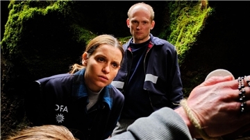 Annett Schuster (Kristin Suckow) und Jan Kawig (Bernhard Conrad) in einer Szene des TV-Krimis „Tod am Rennsteig – Auge um Auge“.