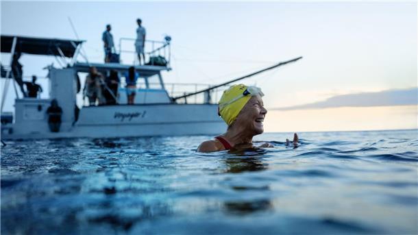 „Nyad“: Gegen Haie und innere Dämonen anschwimmen Annette Bening als Langstreckenschwimmerin Diana Nyad in „Nyad“.