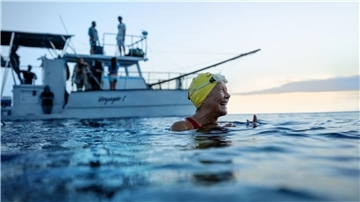 Annette Bening als Langstreckenschwimmerin Diana Nyad in „Nyad“.