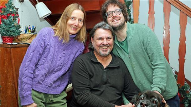 Annette und Andreas Borbe mit Sohn Johannes und Familienhündin Rosa.