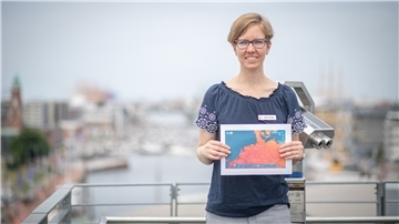 Annika Brieber zeigt Deutschland die „Rote Karte“: Die Meteorologin am Klimahaus Bremerhaven erklärt, weshalb ausgerechnet die Seestadt von der großen Glut weitgehend verschont bleibt. Foto: Hartmann