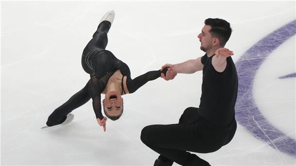 Eiskunstlauf-Paar Hase/Wolodin bei EM auf Goldkurs Annika Hocke (l) und Robert Kunkel sind nach dem Kurzprogramm bei der Eiskunstlauf-EM Fünfter.