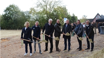 Anpacken für den Neubau: (von links): Heide Cordes, Vorsitzende Seniorenbeirat Gnarrenburg, Johanna Kaller, Geschäftsführerin SeniorenConcept Bau GmbH, Martin Frank, Diakoniestation des Ev.-luth. Kirchenkreises Bremervörde-Zeven gGmbH, Axel Renken, Ex-Bürgermeister Gemeinde Gnarrenburg, Marc Breitenfeld, Bürgermeister Gemeinde Gnarrenburg, Norbert Steffens, Ev.-luth. Kirchengemeinde Gnarrenburg, Lutz Mosel, Geschäftsführer SeniorenConcept Bau GmbH.
