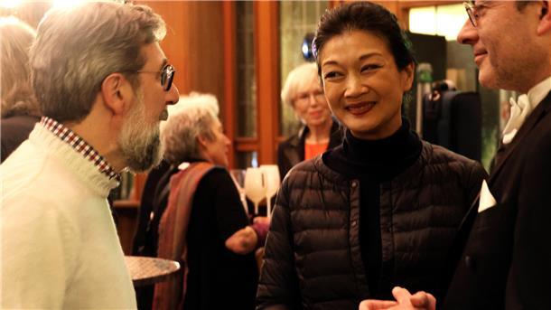Der Komponist Mauro Montalbetti (von links), die Solistin Mari Kodama und der Generalmusikdirektor.