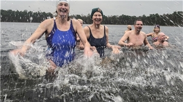 Anschwimmen im Bullensee bei Rotenburg: Trotz sechs Grad Wassertemperatur könnte die Stimmung nicht besser sein.