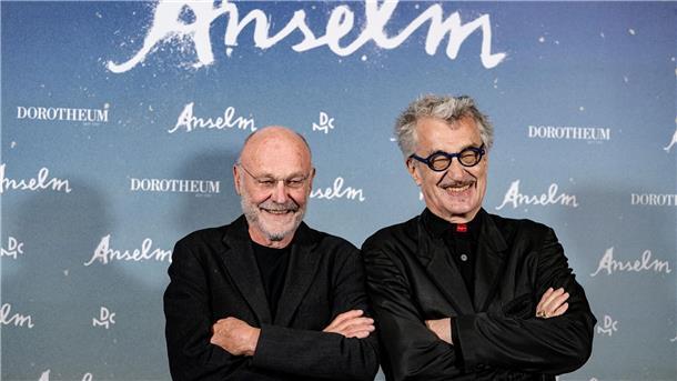 Anselm Kiefer: „Es gibt eigentlich keine Zeit ohne Krieg“ Anselm Kiefer (l) und Wim Wenders bei der Deutschland-Premiere des Films „Anselm - Das Rauschen der Zeit“.