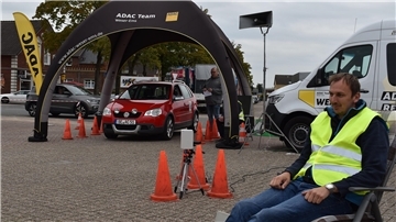 Bild eines Autos und eines Helfers beim ADAC-Parcours-Racing-Endlauf auf dem Rodenkircher Marktplatz 