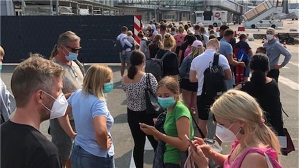 Anstehen für den Corona-Test. Die Gesundheitsbehörden waren am Sonnabend am Bremer Flughafen überfordert, nachdem ein Jet mit 180 Passagieren gelandet war. Passagiere, die von Mallorca kamen, mussten bis zu drei Stunden warten.