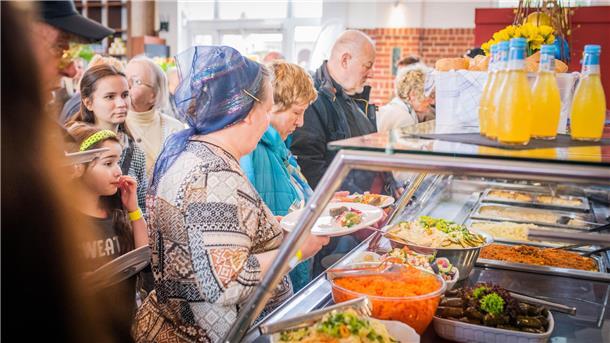 Ein Herz für 400 Bedürftige beim Oster-Festmahl in Bremerhaven Anstehen für ein kostenfreies Mahl.
