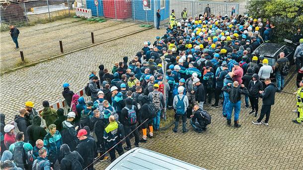 Ansturm auf das Gelände der Lloyd Werft: Tausende Arbeiter wollen für die nächsten Monate täglich auf das Gelände. Am ersten Tag sorgte das für Chaos.