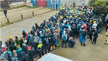 Ansturm auf das Gelände der Lloyd Werft: Tausende Arbeiter wollen für die nächsten Monate täglich auf das Gelände. Am ersten Tag sorgte das für Chaos.