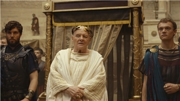 Anthony Hopkins (Mitte) spielt in Roland Emmerichs „Those About To Die“ Kaiser Vespasian.