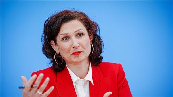 Mehr Menschen sehen Handlungsbedarf gegen Diskriminierung „Antidiskriminierung ist in der Mitte angekommen“, sagt die Antidiskriminierungsbeauftragte des Bundes, Ferda Ataman.