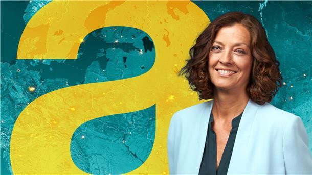 Den Blickwinkel ändern: 50 Jahre „auslandsjournal“ Antje Pieper steht vor einer digitalen Weltkarte im Studio dews „auslandjournals“.