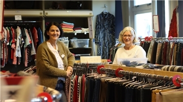 Antje Tabel (links) und Monika Warnken arbeiten im DRK-Kleidershop in Zeven. Unterstützt werden sie dabei von 22 ehrenamtlichen Helferinnen.