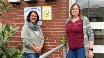 Antje Tabel und Birgit Arnoldt freuen sich über die Anerkennung des Engagements für Gesundheit sowie Gewalt- und Suchtprävention an ihrer Schule.